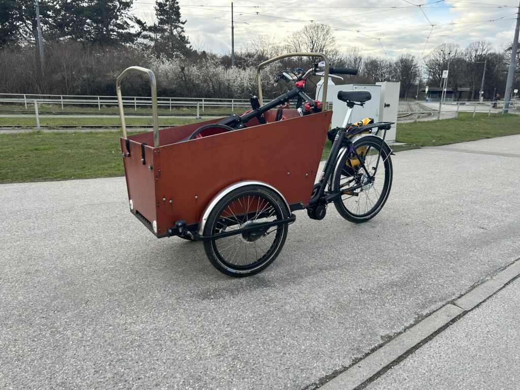 Fahrrad-Werkstattwagen an der MVG-Wendeschleife Olympiapark Süd.